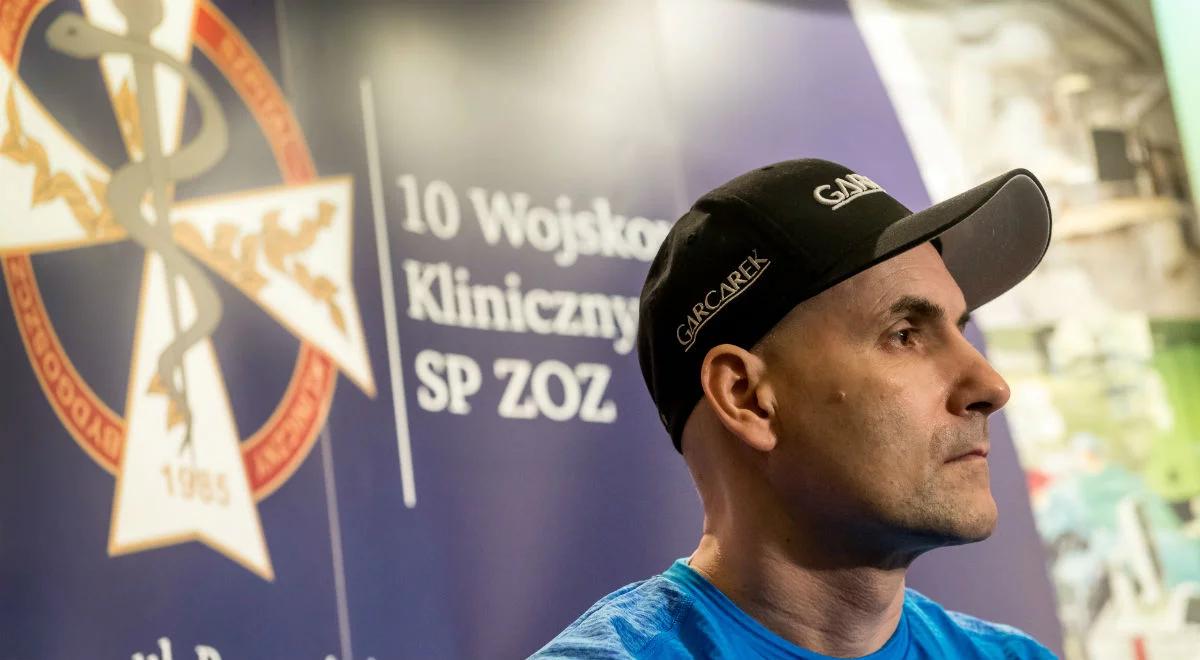 Mistrz jest jeden: Tomasz Gollob na pokładzie samolotu do Chin. Leczenie może potrwać nawet dwa miesiące