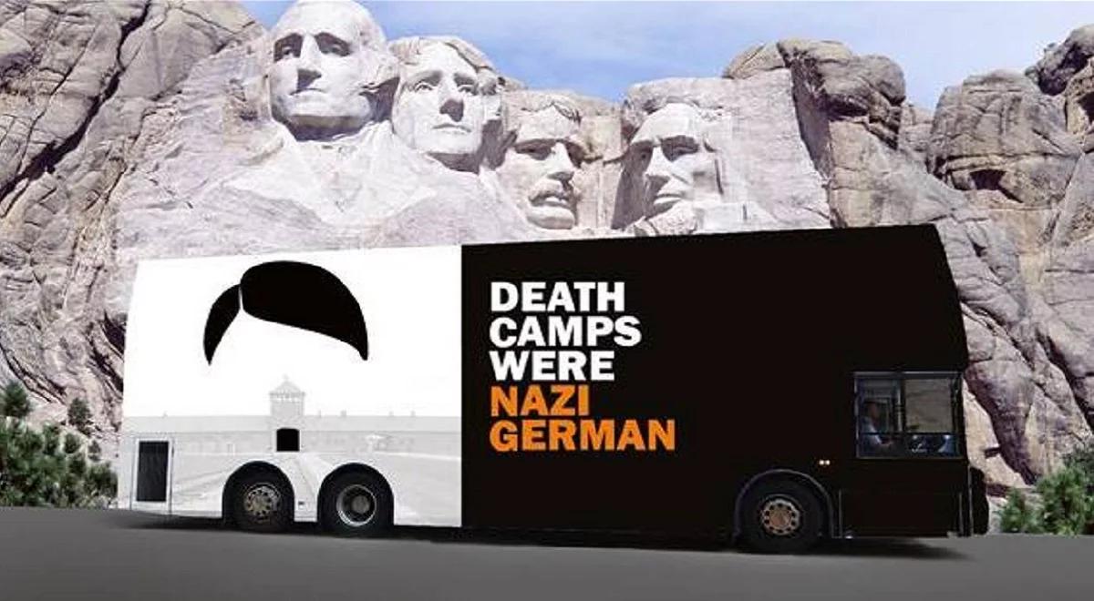 Akcja bilbordowa "German Death Camps" zakończyła się sukcesem. Teraz czas na nową misję – autobus-muzeum objeżdżający USA