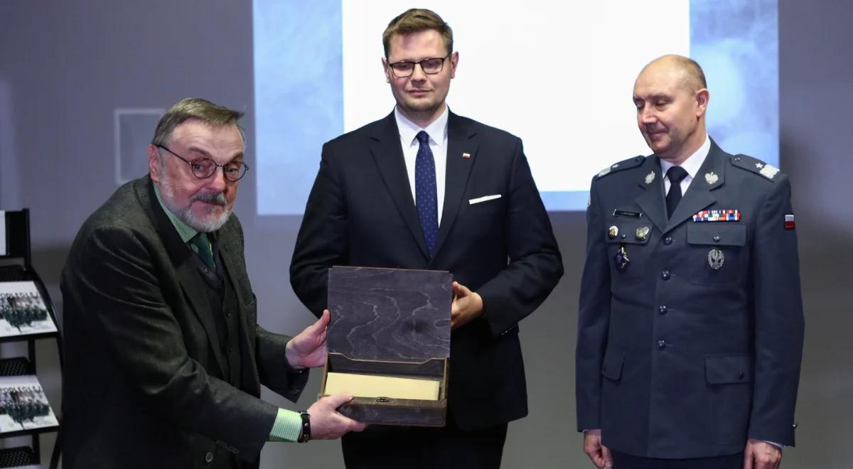 Niezwykłe fotografie powiększyły kolekcję Muzeum Katyńskiego. Darczyńca na zdjęcia natrafił przypadkiem