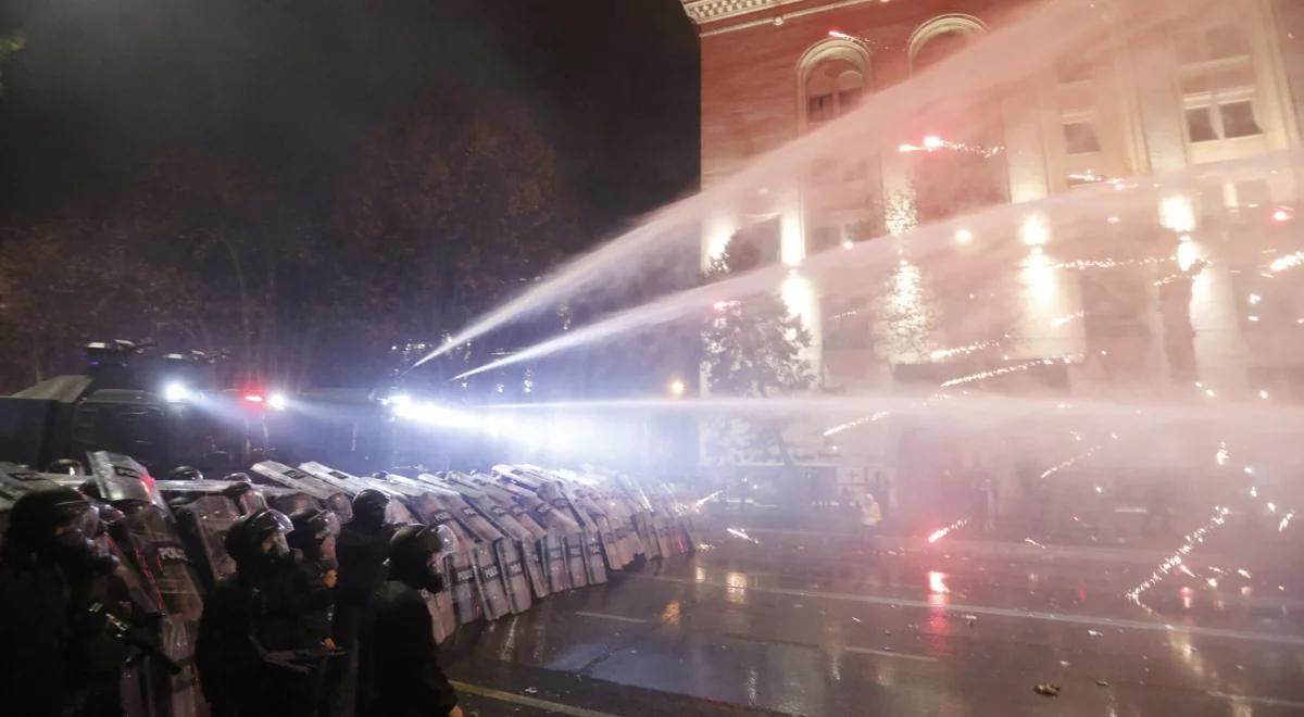 Brutalne sceny w Gruzji. Policja rozpędziła demonstrację gazem i wodą