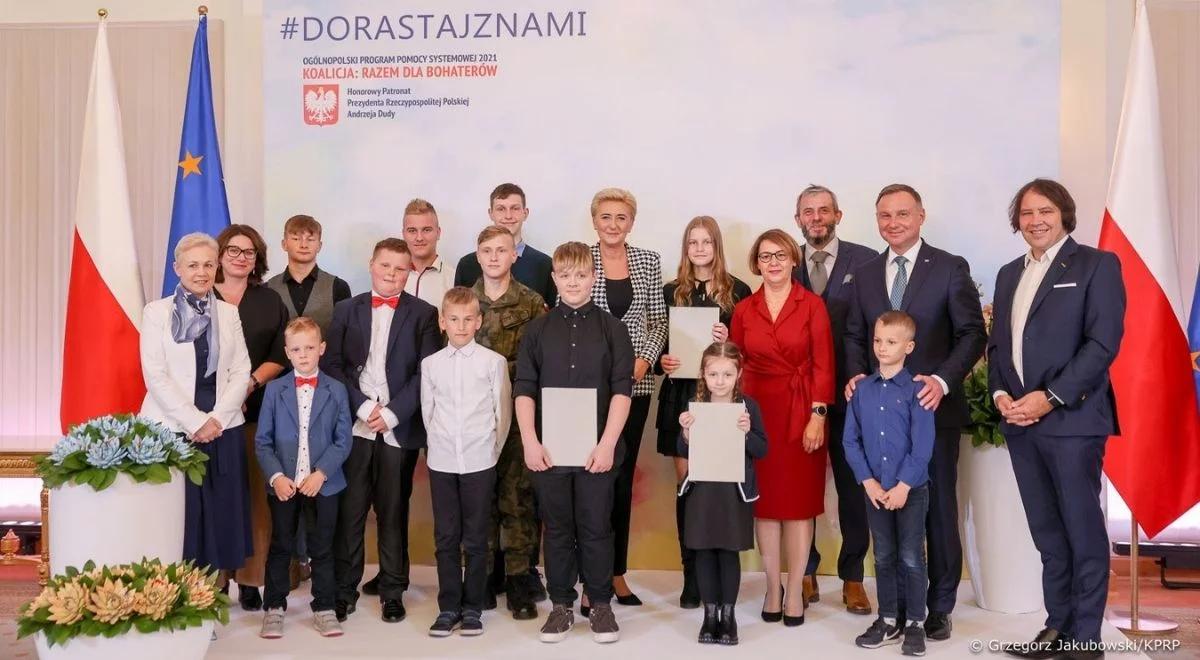 "Nie tylko żołnierz służy, służy też jego rodzina". Stypendia dla podopiecznych fundacji "Dorastaj z nami"