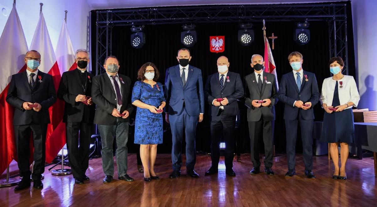 "Pielęgnowana duma z polskości". Prezydent nadał odznaczenia członkom stowarzyszenia "Wspólnota Polska"