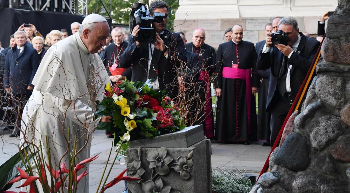 Litwa: papież modlił się przed pomnikiem ofiar getta oraz w byłej siedzibie KGB