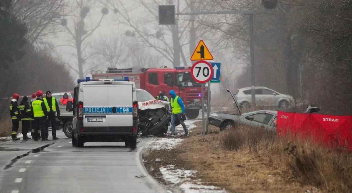 Wypadek na krajowej "siódemce": samochód osobowy uderzył w busa. Cztery osoby nie żyją, jedna jest ranna