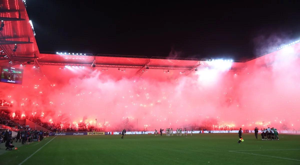 Ekstraklasa. Legia - Widzew. Kibice z Łodzi nie weszli na stadion. "Ten sektor nie powinien być pusty"