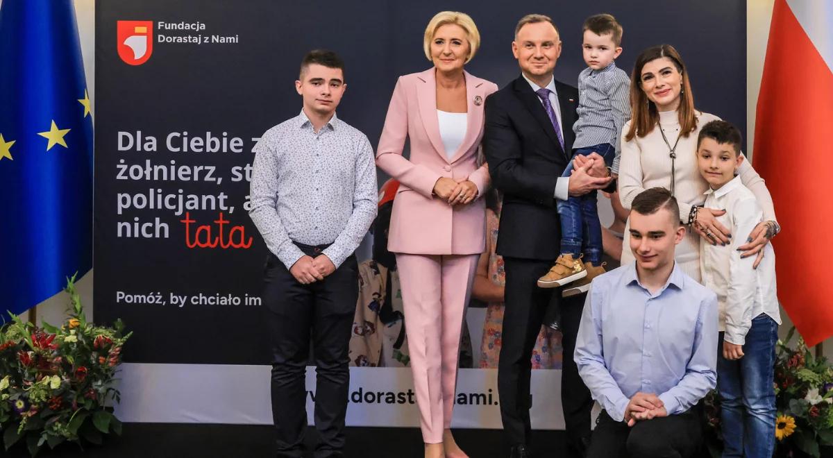 Para prezydencka wręczyła dyplomy stypendialne podopiecznym Fundacji Dorastaj z Nami