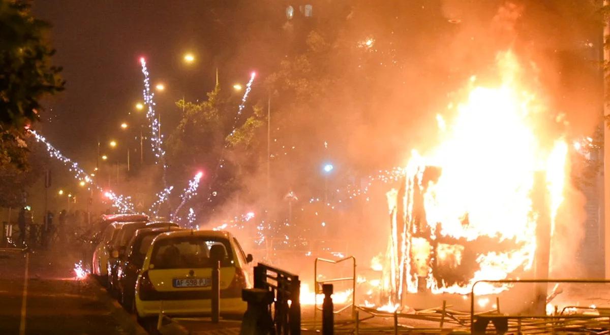 Brutalne zamieszki pod Paryżem. Policjant zastrzelił nastolatka