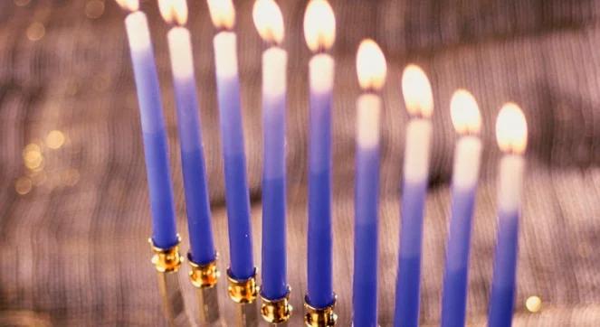 Żydzi zaczynają święto Chanuka