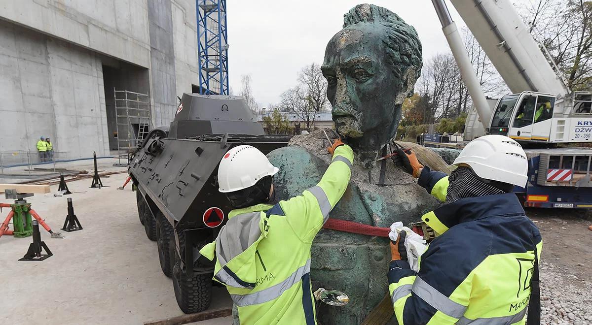 Rozbity pomnik Dzierżyńskiego w Muzeum Historii Polski. "Ekspozycja zapowiada się bardzo ciekawie"