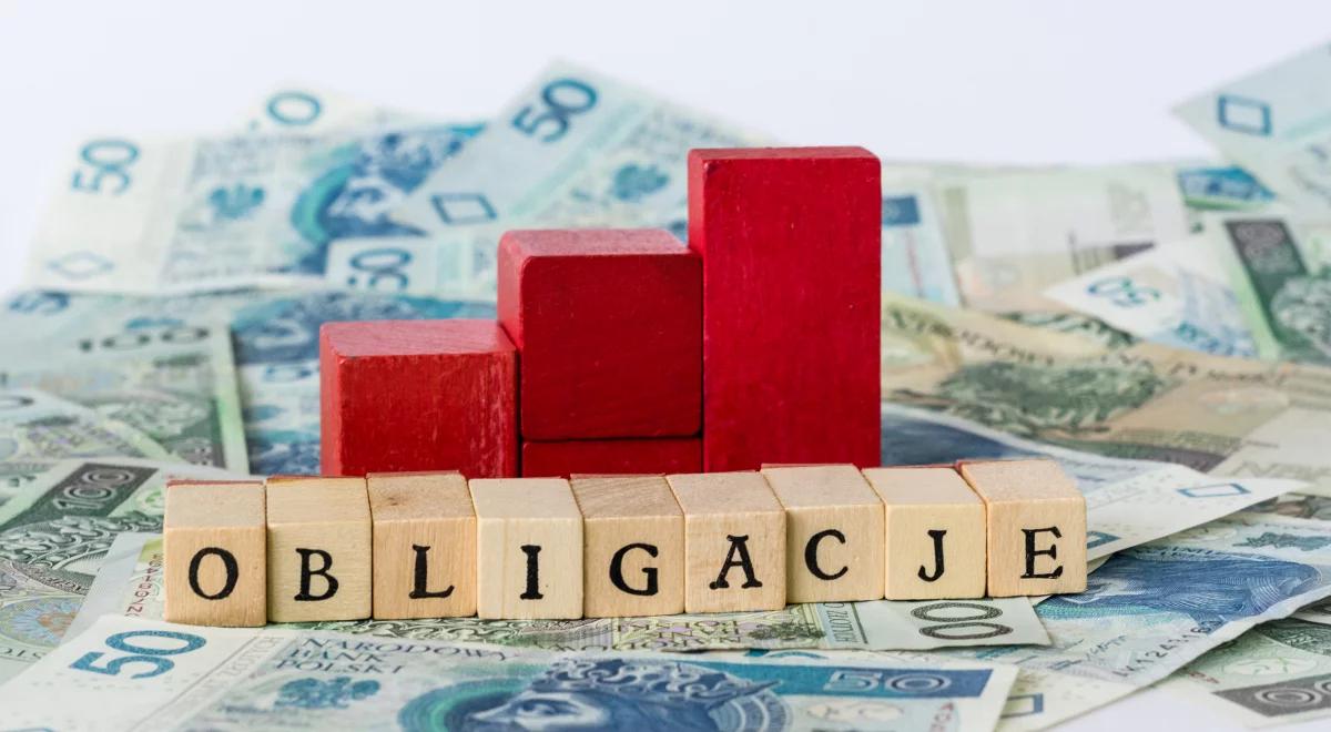 Polacy coraz chętniej inwestują w obligacje oszczędnościowe 