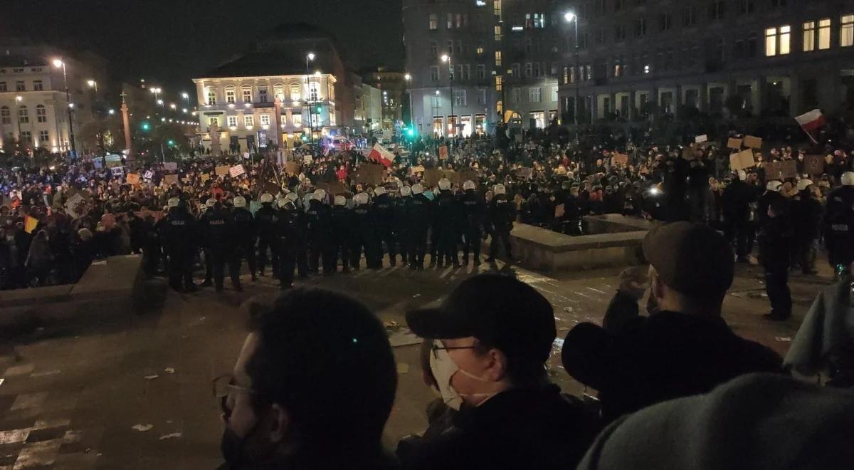 Protesty w Warszawie po orzeczeniu TK. Rzecznik KSP: na pl. Trzech Krzyży zatrzymano jedną osobę