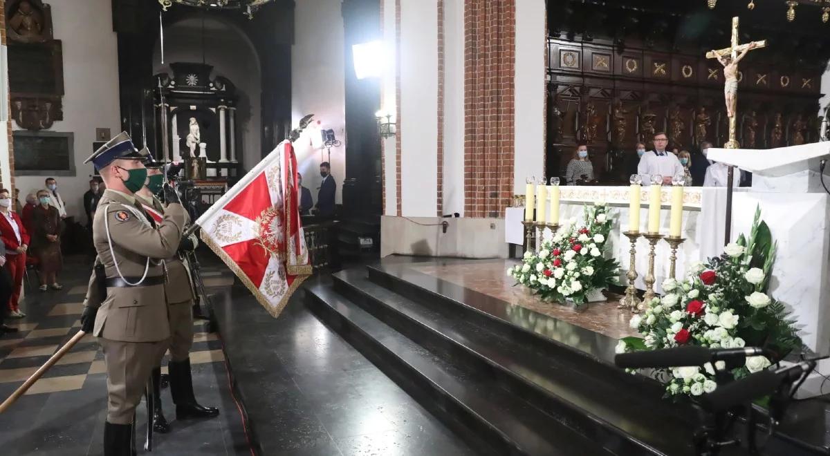 Msza w intencji ofiar katastrofy smoleńskiej. "Niech Krzyż przypomina o narodowej tożsamości"