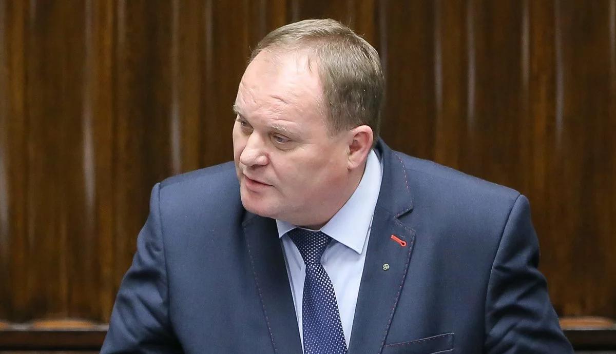 Poseł Mieczysław Baszko w klubie parlamentarnym PiS