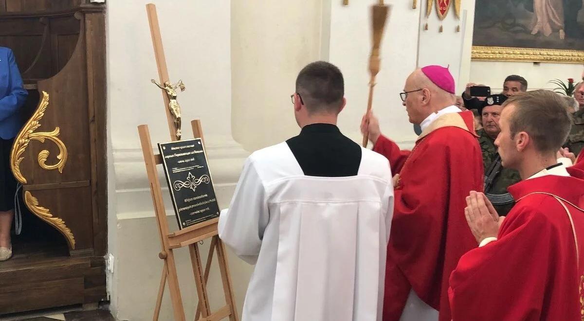 "Ci ludzie ocalili wiarę". Bp Mering poświęcił tablicę ku czci Polaków na Syberii