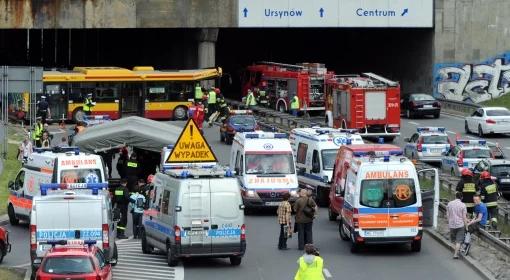 Wypadek autobusu w Warszawie: policja przesłuchała kierowcę pojazdu