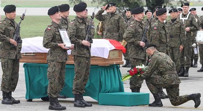 Trumna z ciałem sierż. Poświaty już w Polsce