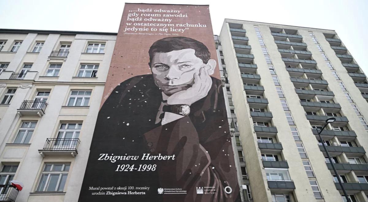 Mural pamięci Zbigniewa Herberta. NCK upamiętniło poetę w Warszawie