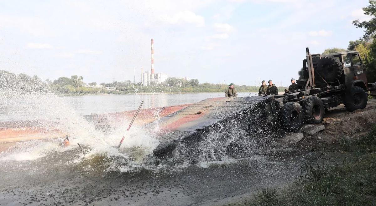 Ścieki spływają do Wisły. Rozpoczęło się przenoszenie elementów mostu