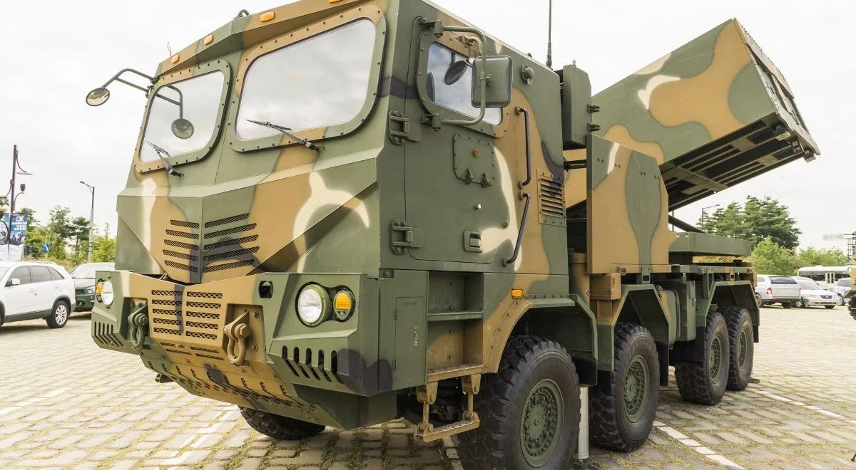 Szef MON zatwierdzi umowę ramową na koreańskie wyrzutnie artyleryjskie. Podobne możliwości jak HIMARS
