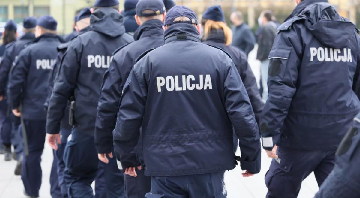 Podwyżki dla policjantów i uproszczenie procedury powrotu do służby. Zapowiedź wiceszefa MSWiA