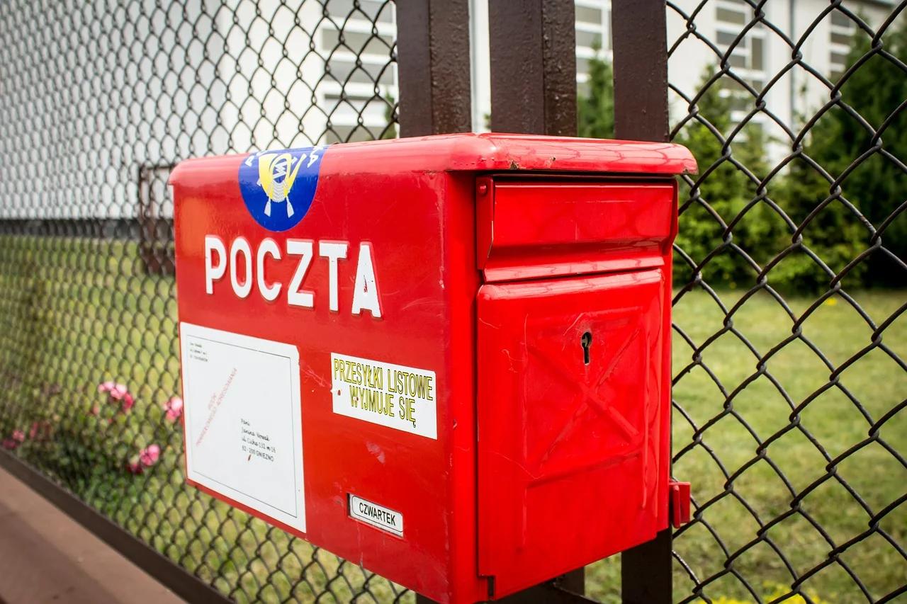 Poczta Polska na plusie. Większe przychody z listów, usług kurierskich i handlu