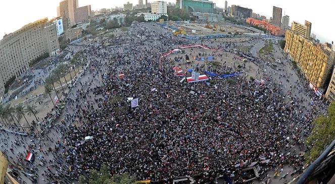 Tysiące protestują w Kairze. Jedni za, inni przeciw armii