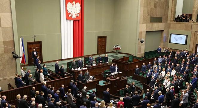 Sejm: Prace nad ustawą obniżającą zarobki parlamentarzystów