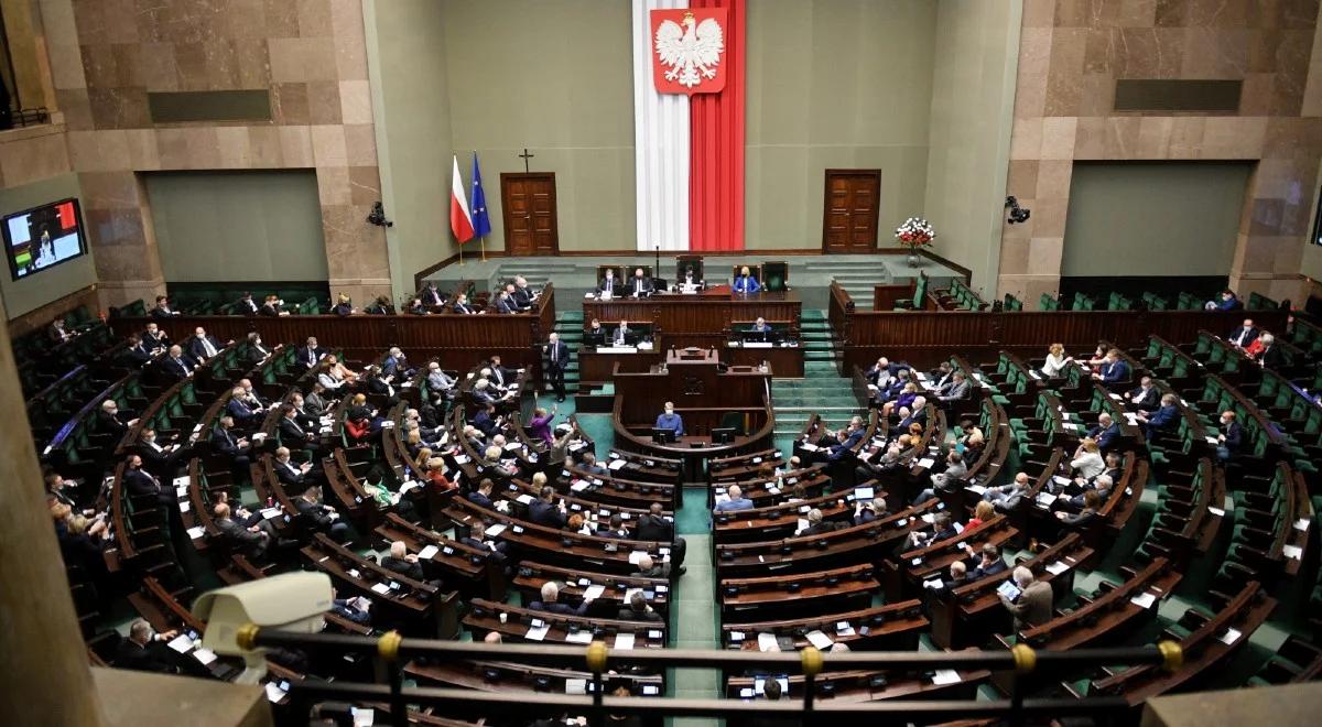 Sondaż: przewaga PiS nad KO i Polską 2050. Aż sześć ugrupowań w Sejmie