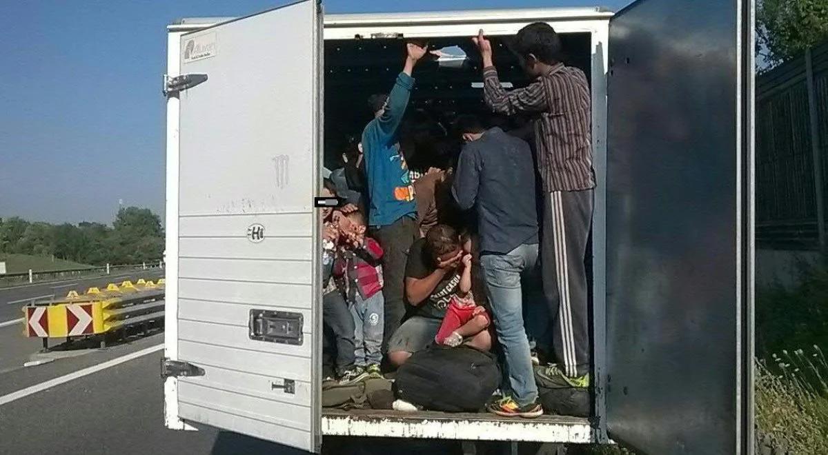 Austria: kilkudziesięciu nielegalnych imigrantów w ciężarówce. Policja w akcji