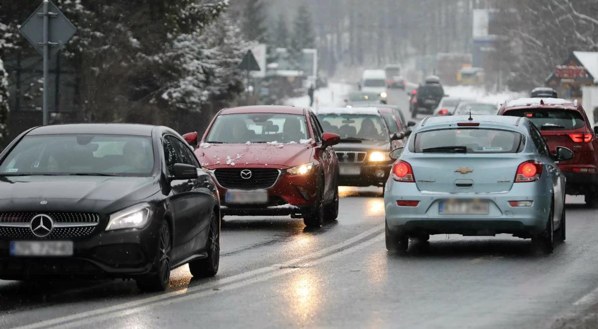 Marznące opady i gołoledź na drogach. IMGW ostrzega osiem województw