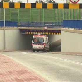 Tunel za niski dla karetek? Ratusz udowadnia, że da się przejechać