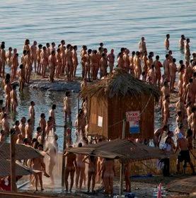 Naga sesja na plaży nad Morzem Martwym