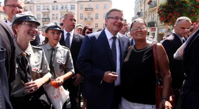 Bronisław Komorowski prezydentem od 4 lat. "Wygrywa, bo nie jest kojarzony z PO"