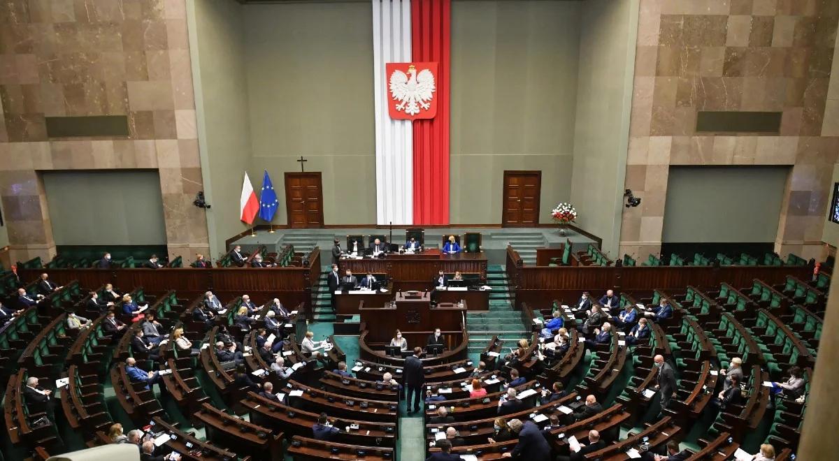 Sejm za nowelą gwarantującą minimalny poziom zarobków w ochronie zdrowia