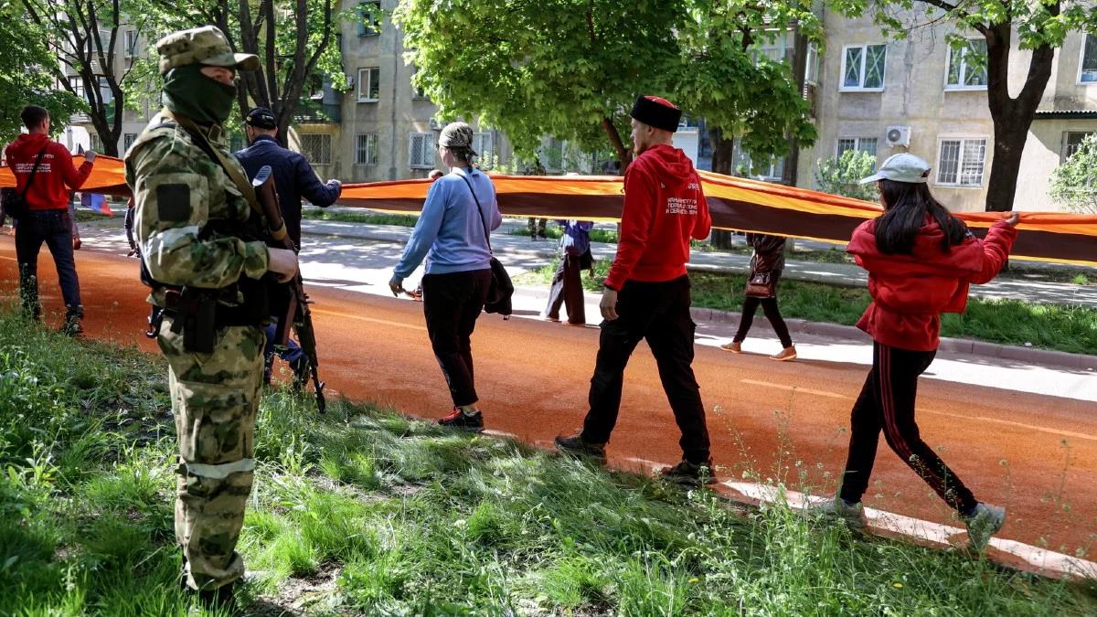 "Taniec na kościach i krwi". Mer Mariupola o rosyjskiej paradzie w mieście