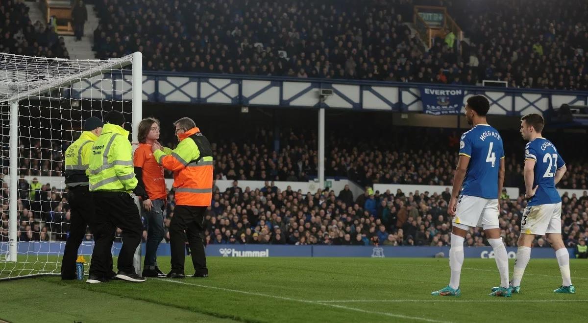 Premier League: Everton - Newcastle. Protestujący kibic przypiął się do bramki