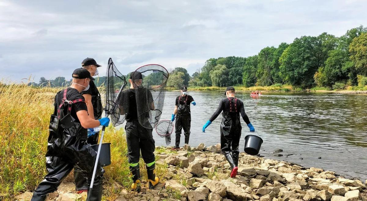 Strażacy i policjanci nad Odrą. Sytuację monitoruje ponad 2 tys. funkcjonariuszy