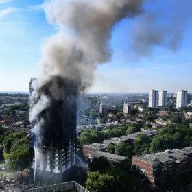 Brytyjskie media: błędy straży pożarnej w trakcie pożaru Grenfell Tower