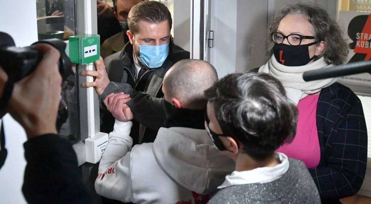 "Jesteście psami". Część dziennikarzy ponownie niewpuszczona na konferencję Strajku Kobiet