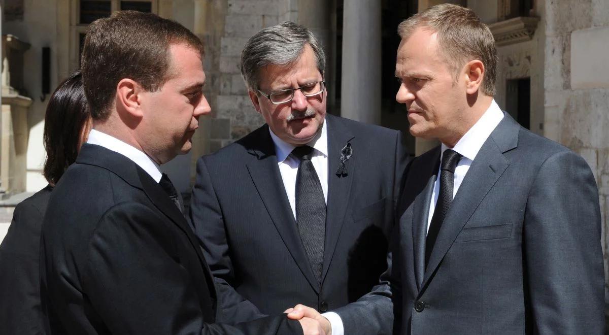Rozmowy z Miedwiediewem nad trumną Lecha Kaczyńskiego. Tusk i Komorowski obiecywali upamiętnić Armię Czerwoną