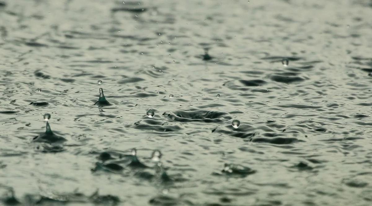 Prognoza pogody na piątek: sporo chmur i opady. Deszcz ze śniegiem na wschodzie kraju