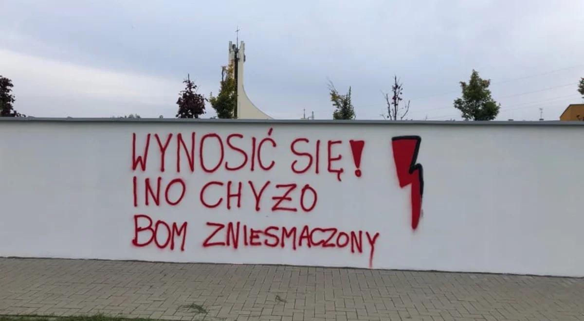 "Oburzający atak lewactwa". Ozdoba skomentował napis na szkole dla dzieci z niepełnosprawnościami