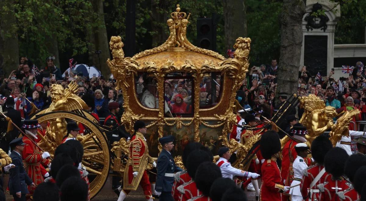 Wiwatujący tłum, 5 tys. żołnierzy i korowód karet. Spektakularny powrót pary królewskiej do Pałacu Buckingham