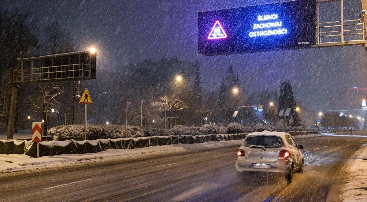 Opady śniegu, marznącego deszczu, silny wiatr. IMGW wydaje ostrzeżenia