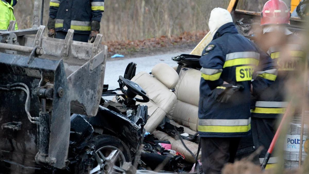Tragiczne zderzenie z koparką na łuku drogi. Nie żyją 4 osoby