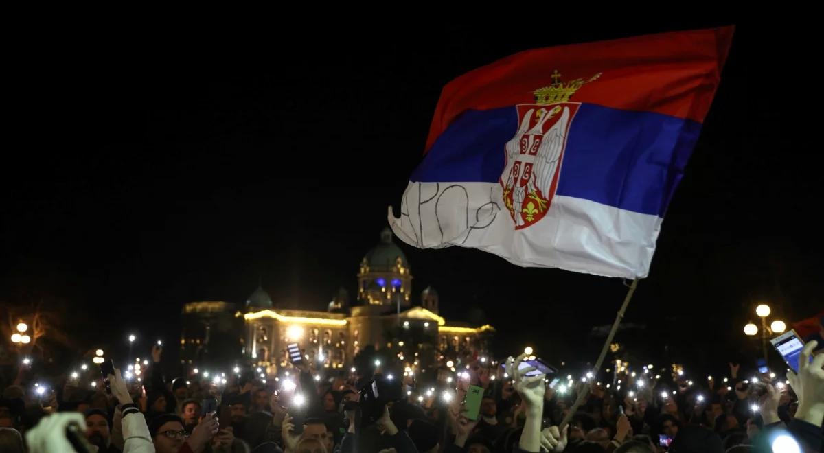 Serbia: powyborcze protesty opozycji. Prezydent Vuczić spotkał się z rosyjskim ambasadorem