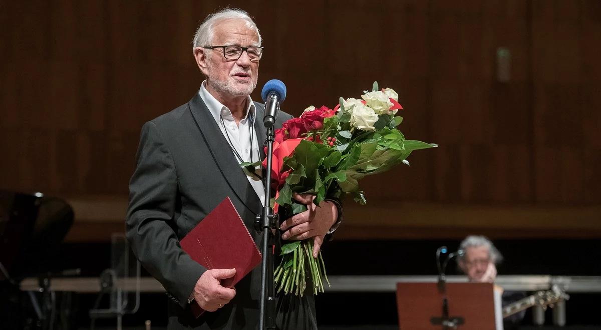 "Sięgnął po najskuteczniejszą broń, czyli uśmiech". Jubileuszowy koncert Jana Pietrzaka