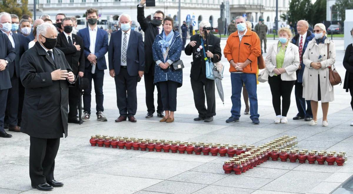Miesięcznica katastrofy smoleńskiej. Politycy PiS złożyli kwiaty pod pomnikiem ofiar
