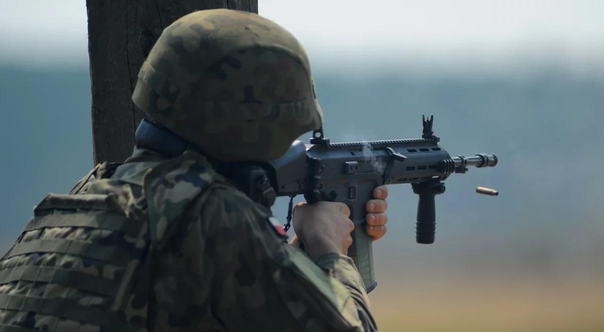 "Polscy żołnierze są bezpieczni, użytkując karabin Grot". Wiceszef MON zapewnia