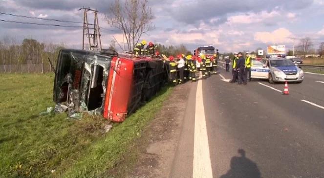 Rusiec: trzy osoby ranne. Polski Bus wjechał do rowu